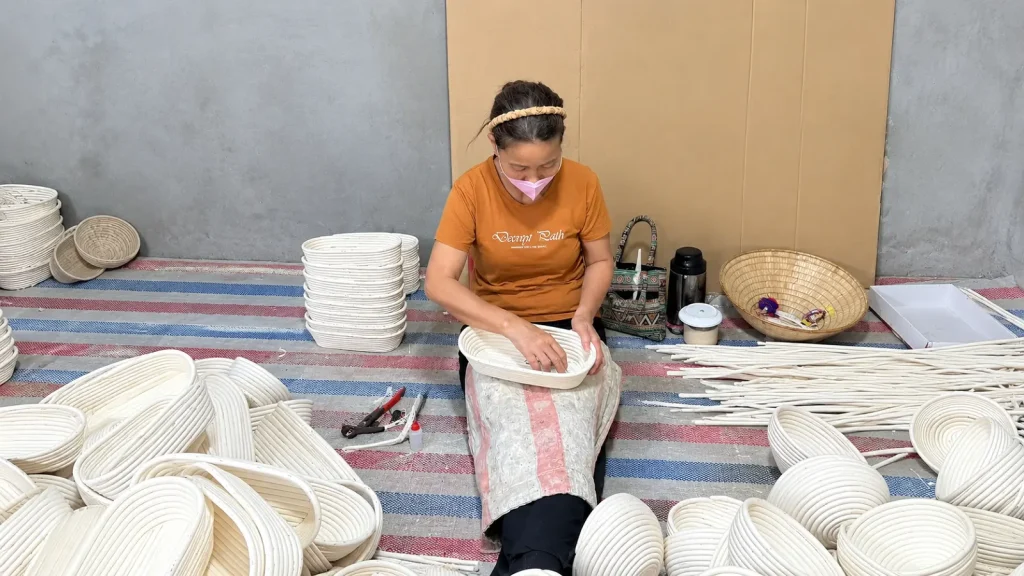 Sản phẩm mây tre Phú Vinh được hoàn thiện qua bàn tay người thợ.
