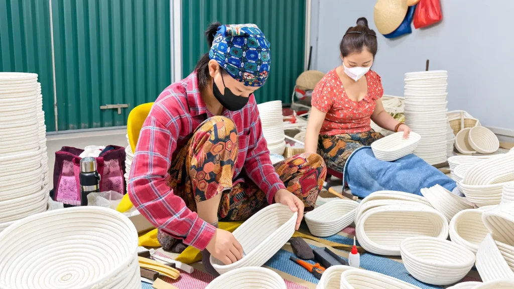 Người thợ làng nghề mây tre đan Phú Vinh