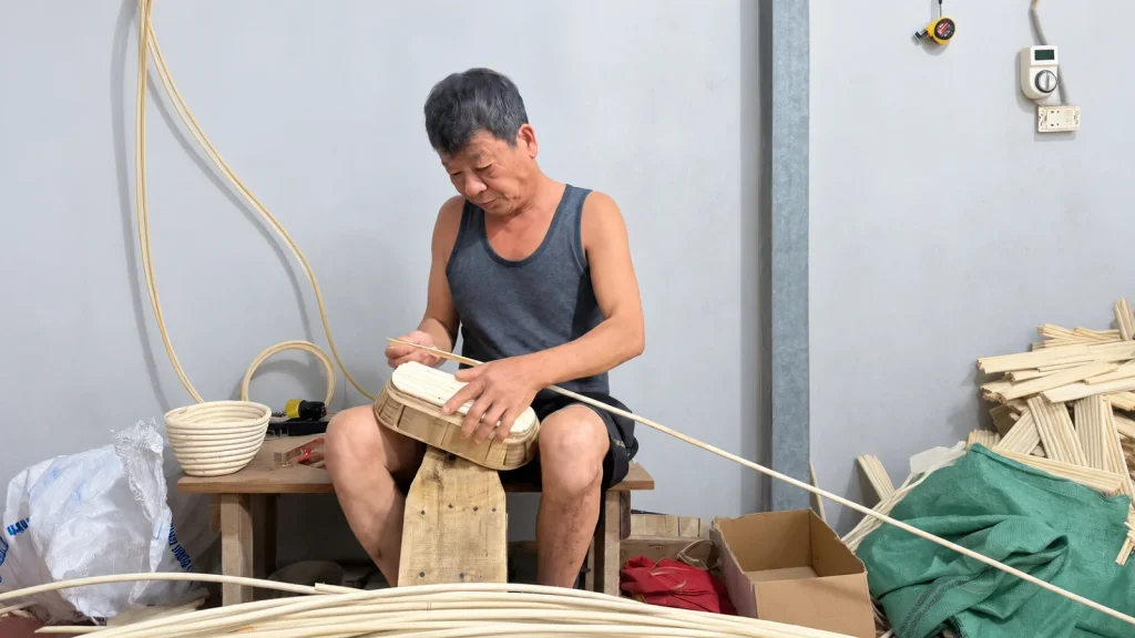 Người thợ mây tre đan Phú Vinh